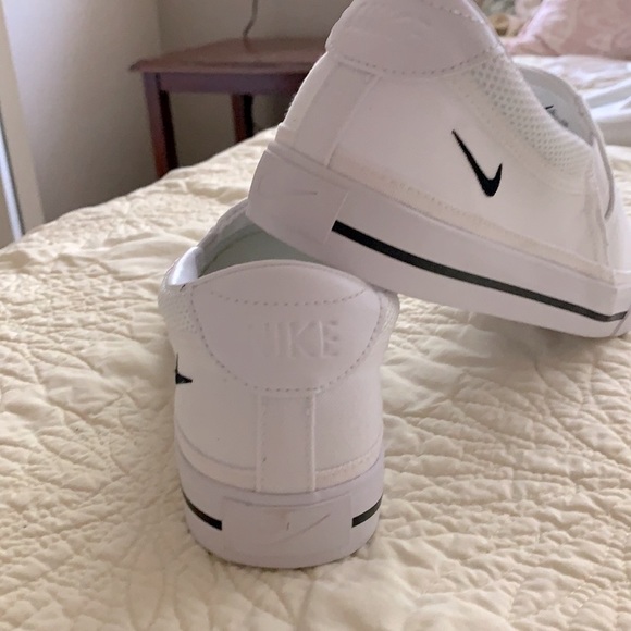 🌀 SOLD 🌀 SOLD 🌀 NEW Nike canvas slip-ons. - Picture 2 of 9